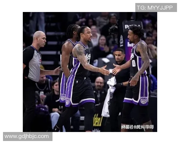 雷诺两罚不中自救上篮得分上演主角逆袭全场沸腾